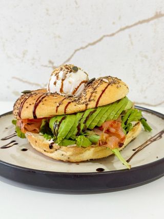 Bagel Salmão e Abacate