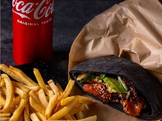 Комбо Піта з лососем + картопля фрі + Cola