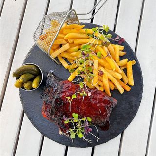 Costițe	de purcel cu cartofi prajiti și castraveciori murați