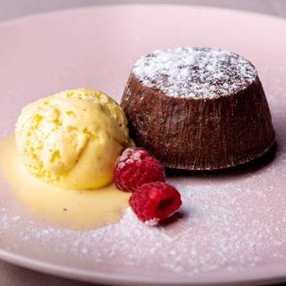 Prăjitură Lava Cake cu Înghețată