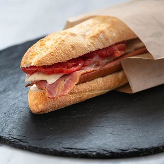 Frankfurt con bacon y queso