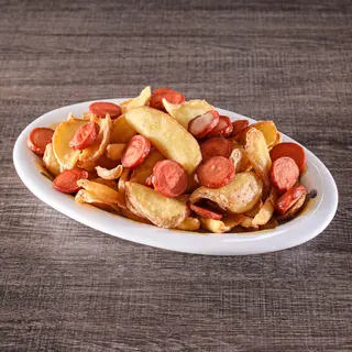 Patatine fritte crema di formaggio e wurstel di suino