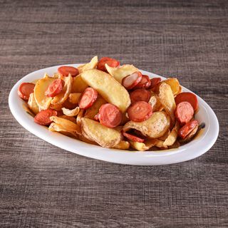 Patatine fritte crema di formaggio e wurstel di suino
