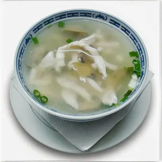 Sopa de pollo con champiñón