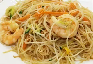 Spaghetti di riso con gamberi