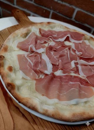 Focaccia crudo e mozzarella