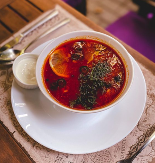 Традиційна солянка зі сметаною (350г)