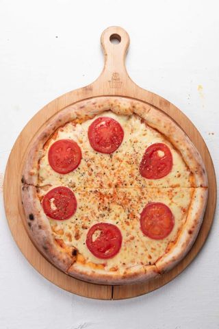 Пицца "Маргарита" с помидорами