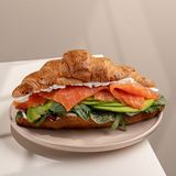 Круасан з лососем та авокадо