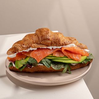 Круасан з лососем та авокадо на сніданок