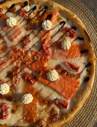 Піца вершкова з лососем