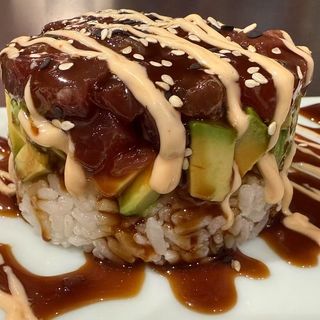 86 Tartar Atún Picante Con Salsa Teriyaki Y Salsa Rosa