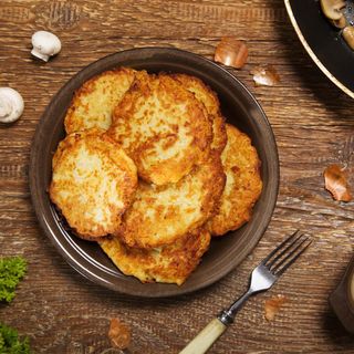 Zestaw obiadowy #4 (placki ziemniaczane z sosem , rosól, buraki)