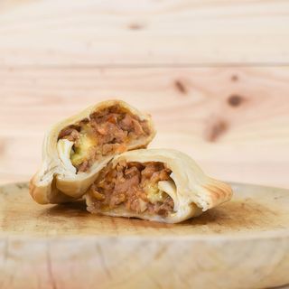 Empanada De Carne, Huevo Y Olivas