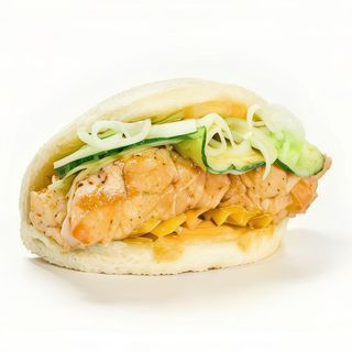 Bao de pollo con pepino encurtido, teriyaki y crema picante