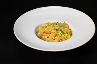 127. Spaghetti di riso con verdure e uova