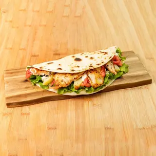 Piadina con pollo alla griglia, provola, patate, crema Grana Padano e rucola