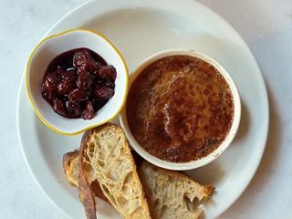 Качиний паштет з вишневим конфітюром