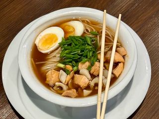 Рамен із сьомгою та кальмаром (600гр)