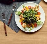 Салат с рукколой креветками и авокадо
