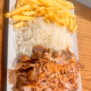 Plato Con Patatas Y  Ensaladas Arroz 