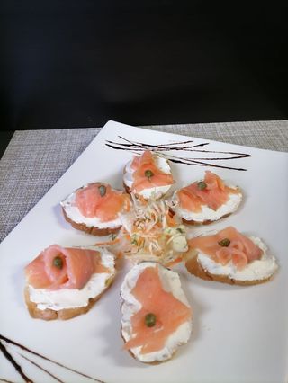 Хрупкави брускети със сьомга и Филаделфия (170гр)