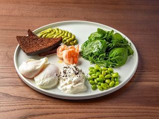 Яйця пашот, креветки, гуакамоле (300g)