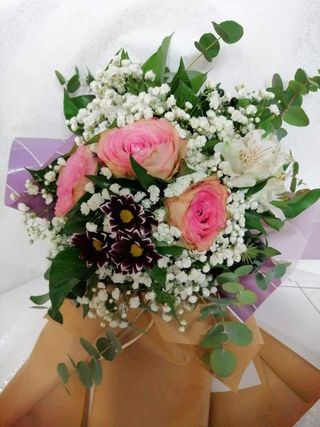 Buket mix cvijeća i boja