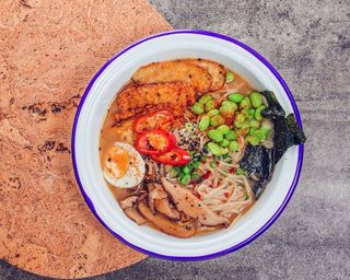 RAMEN z tempehem i fasolą edamame