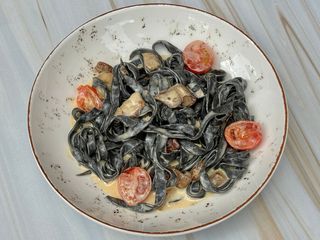 Чорні фетучині з фуа-гра та білими грибами (270g)