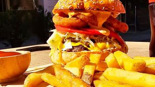 ხახვის რგოლების ბურგერი