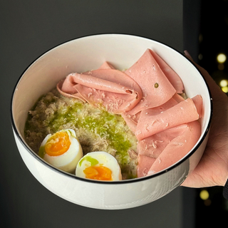 Вівсянка з соусом бешамель та мортаделою