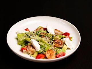 Салат з креветками та авокадо