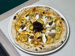 З білими грибами ,трюфелем та карамелізованою цибулею