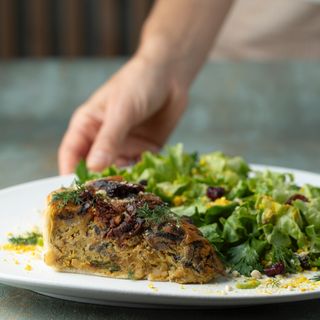 Pastel de champiñones con ensalada aromática