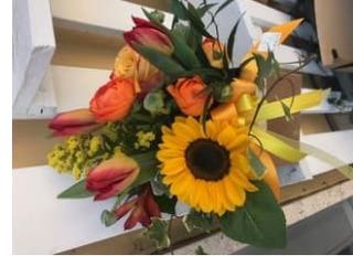 Scatola di cartone con fiori giallo, arancio e rossi