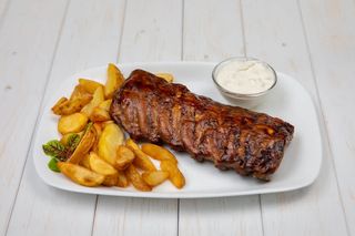 Coastă de porc cu cartofi wedges