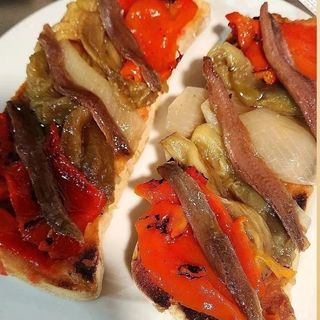 TOSTADAS CON ESCALIVADA Y ANCHOAS