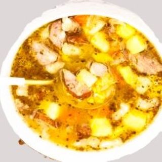 Grochówka z boczkiem wędzonym, kiełbasą, 450ml.