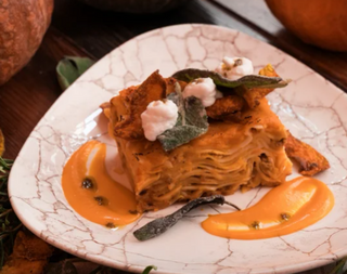 Lasagna Autunno di zucca delicata e ragù di salsiccia vegetale