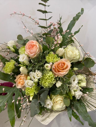 Bouquet di fiori toni pastello molto ben confezionato 