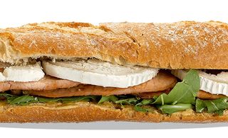 Bocata de Lomo al Queso Cabra (Lomo , Mostaza, Queso Cabra, Rúcula y Miel)