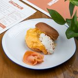 ტოსტი სქრამბლით და ნაღების ყველით