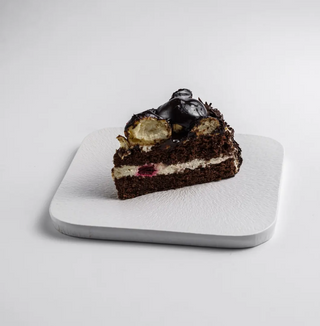 Вишневое пирожное с профитролями 