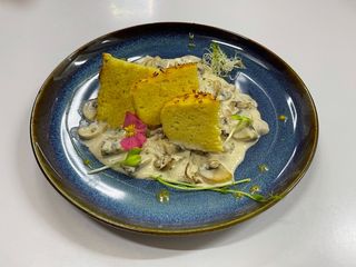 Бабка з грибним соусом