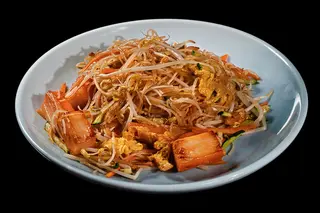32 Spaghetti di riso con verdure e misto di mare