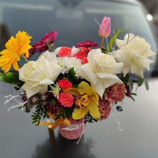 Aranjament în vas ceramic roz