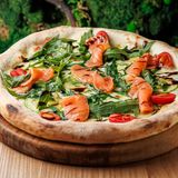 Пицца с лососем слабой соли и цуккини