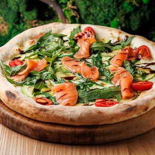 Пицца с лососем слабой соли и цуккини