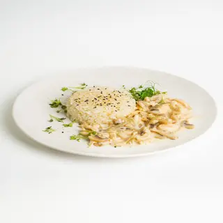 Курочка в сливочном соусе с грибами и рисом